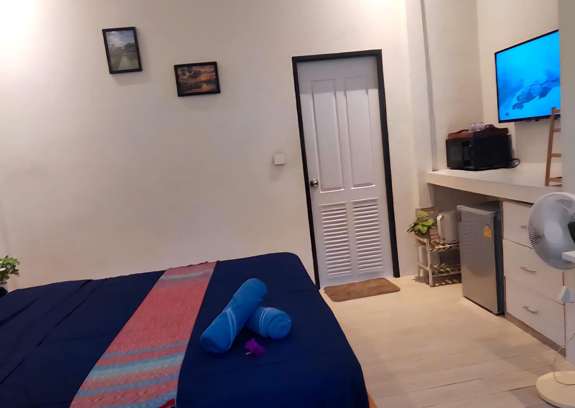 King-size bed, work desk, fridge and flatscreen inside a Modern Bungalows bungalow